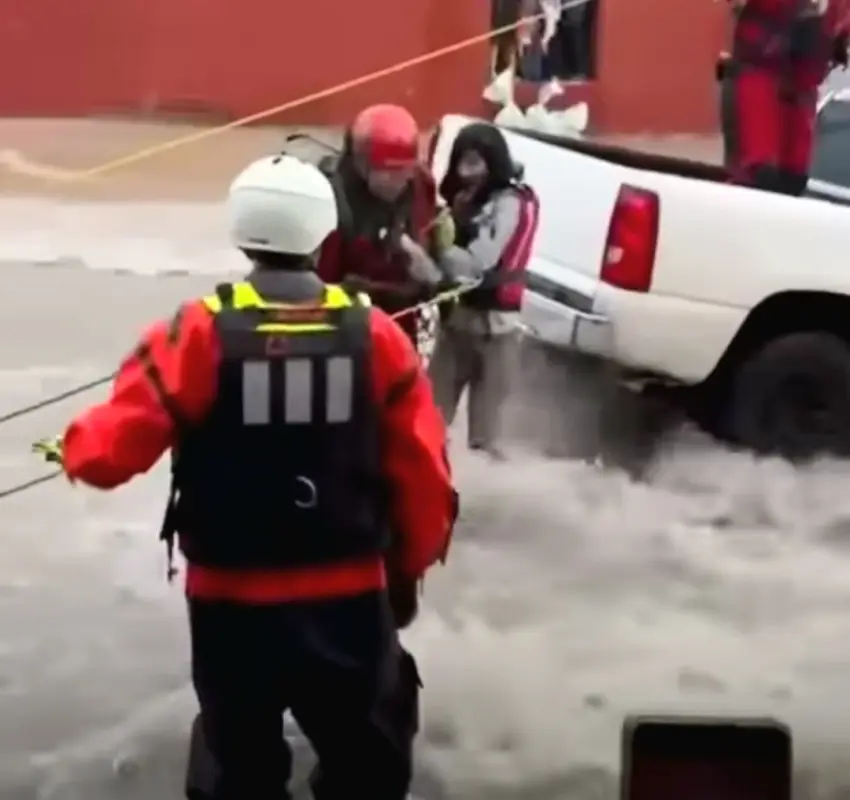 Pareja en una camioneta quedaron sobre la corriente en Peñuelas; rescataron a una adolescente y un hombre