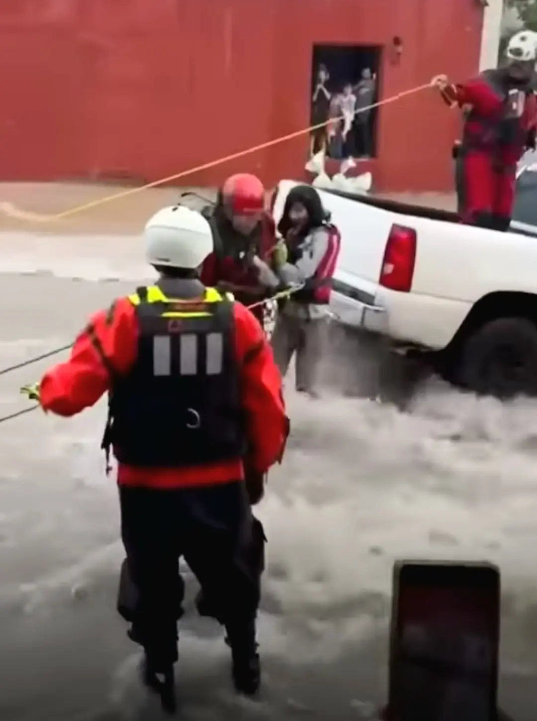 Pareja en una camioneta quedaron sobre la corriente en Peñuelas