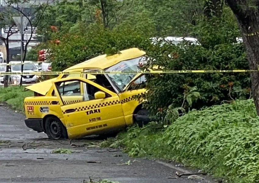 Pasajero muere en accidente en Bernardo Quintana