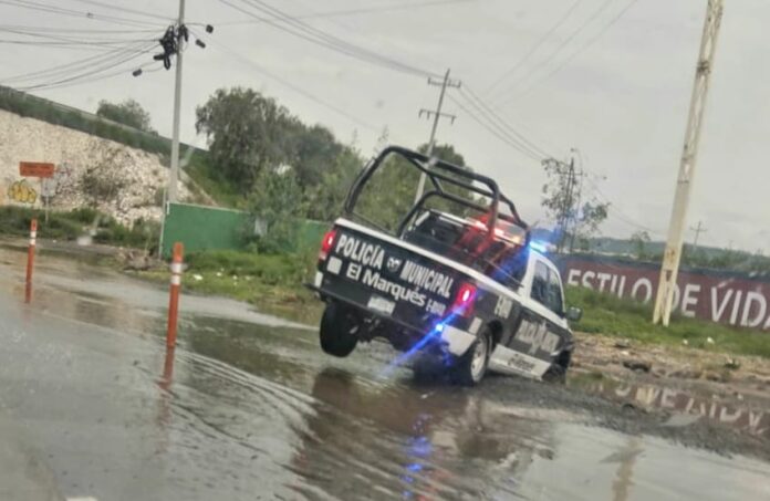 Patrulla municipal de El Marqués caen en zanja sobre la estatal ...