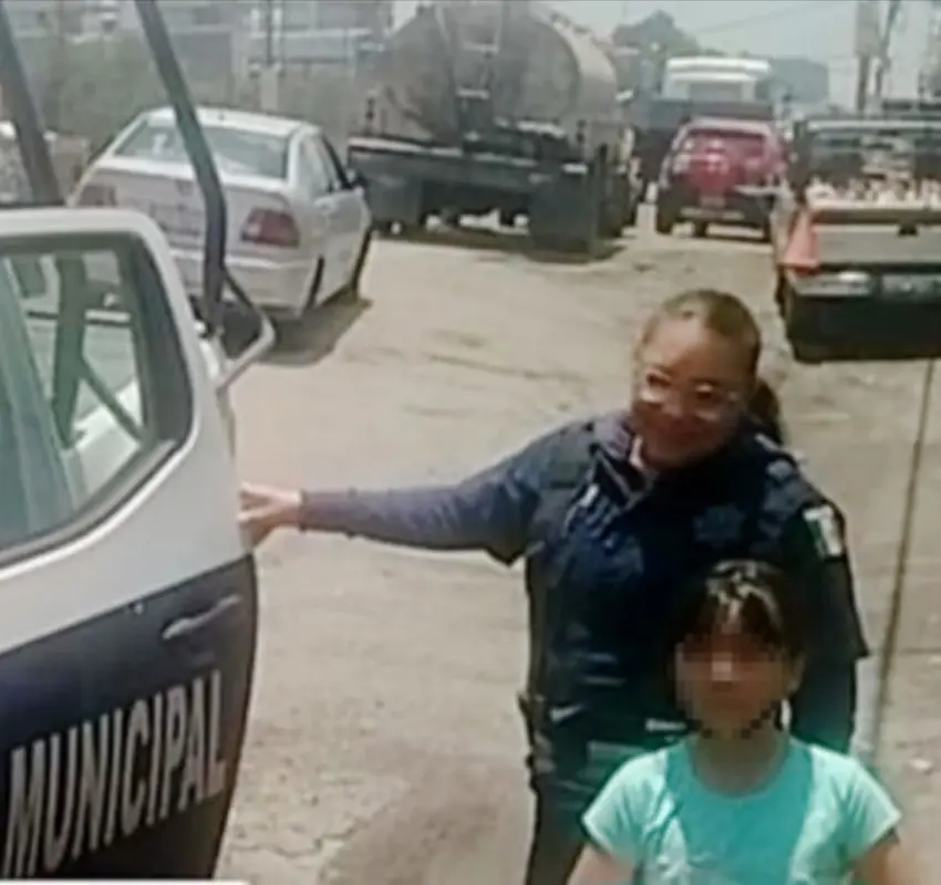 Resguarda policía de Ecatepec a niña que caminaba sola desde Acolman