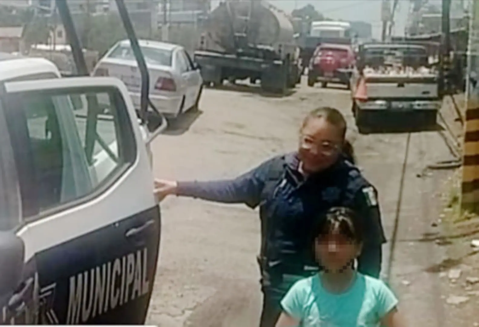 Resguarda policía municipal a niña de 8 años que caminaba sola