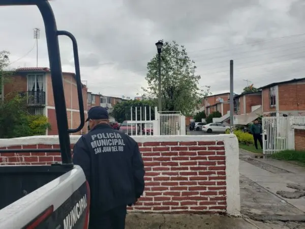 Roban auto del exterior de un domicilio en SJR