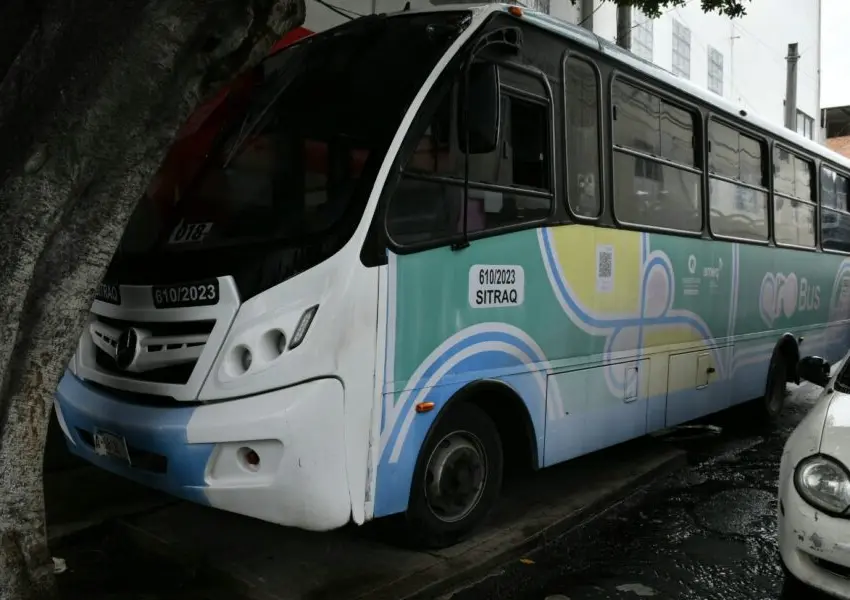 Ruta de transporte público aventó a un peatón en Corregidora norte
