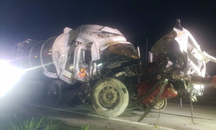 Tracto se estrella contra barda de puente - Noticias de Querétaro