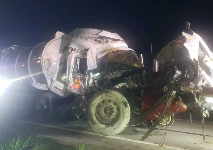 Tracto se estrella contra barda de puente