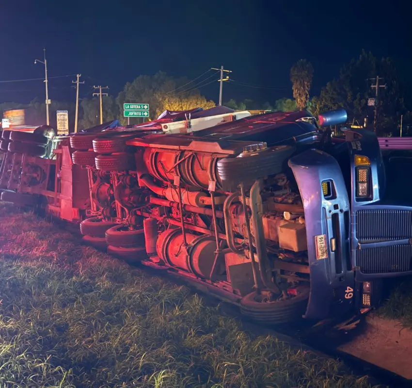 Tráiler cargado con rollos de acero cae en la cuneta divisoria de la carretera SLP-QRO