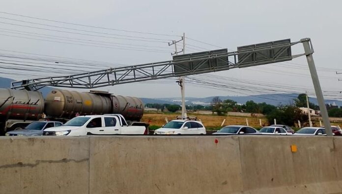 Tráiler con doble autotanque colapsó la 57 tras derribar ...