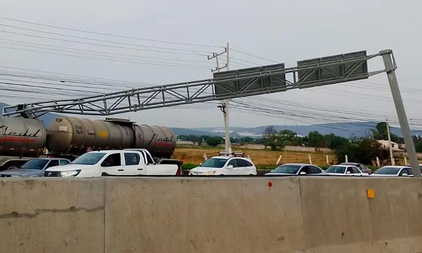 Tráiler con doble autotanque colapsó la 57 tras derribar estructura de señalética