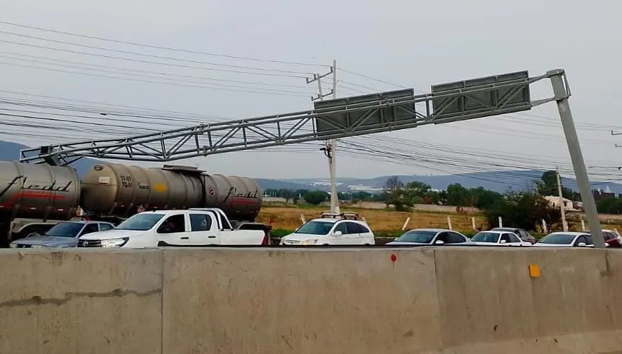 Tráiler con doble autotanque colapsó la 57 tras derribar