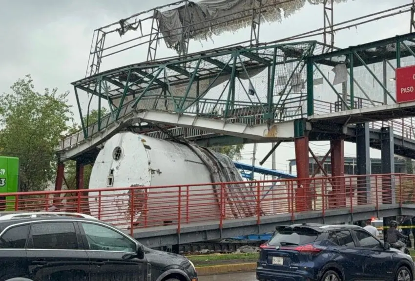 Tráiler provocó colapso de puente peatonal en Tultitlán