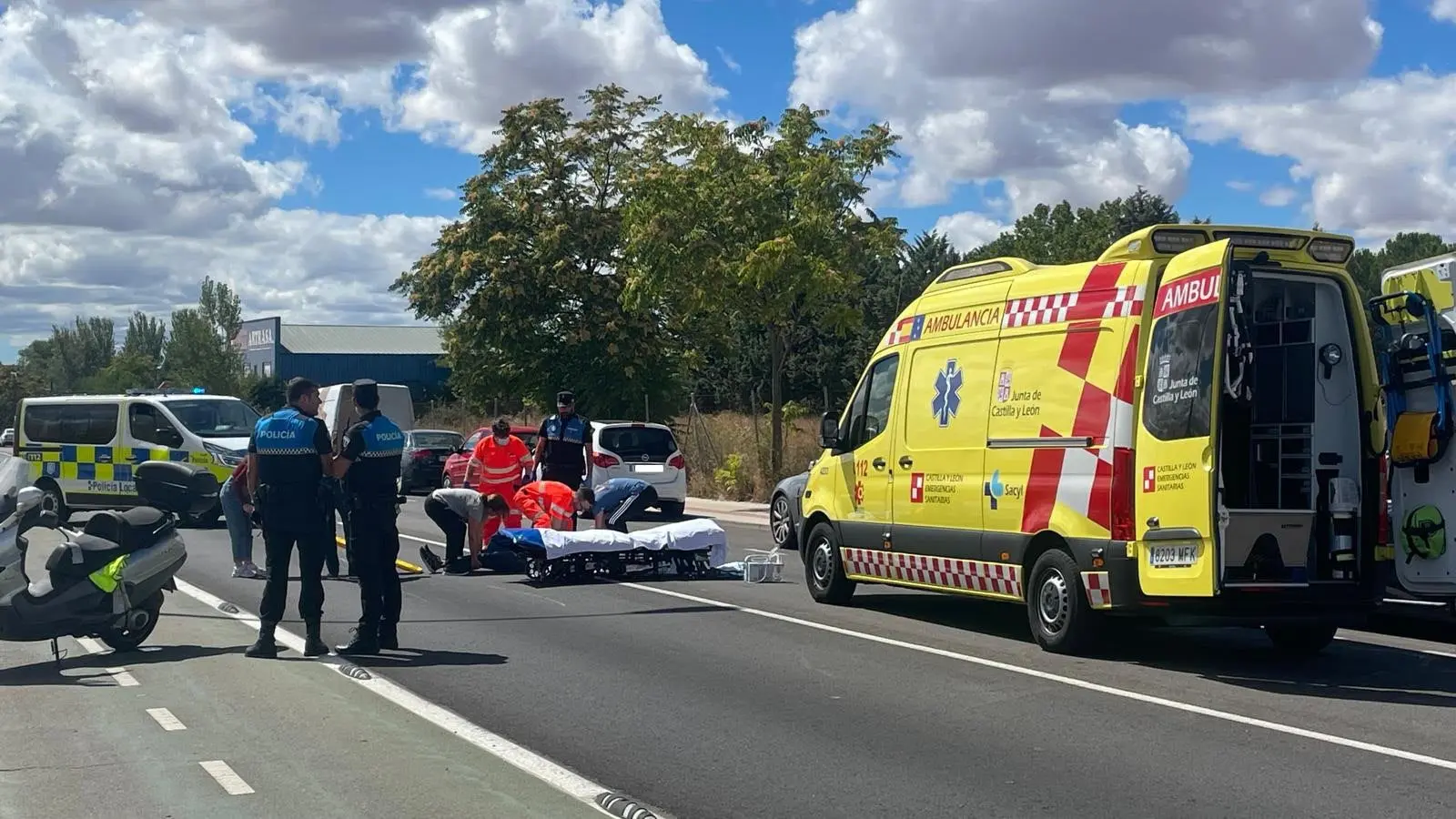 Trasladado un motorista al hospital tras sufrir una caída en la