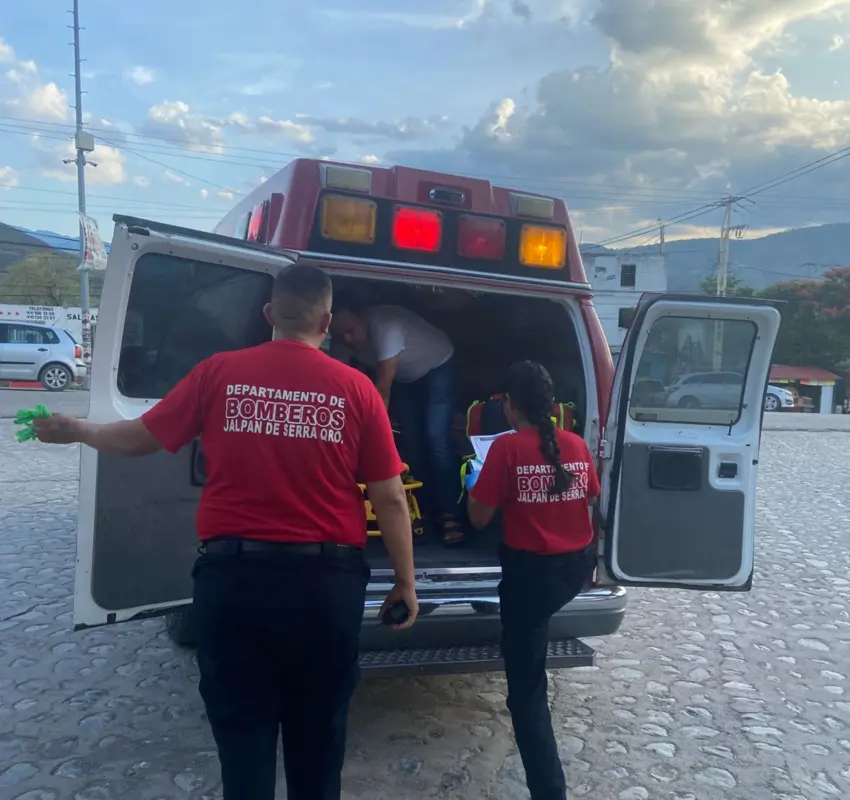 Trasladan paciente al hospital de Jalpan para su atención médica