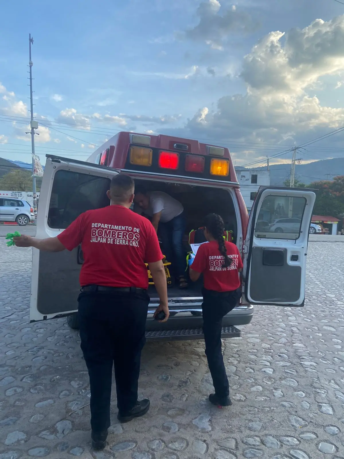 Trasladan paciente al hospital de Jalpan para su atención médica