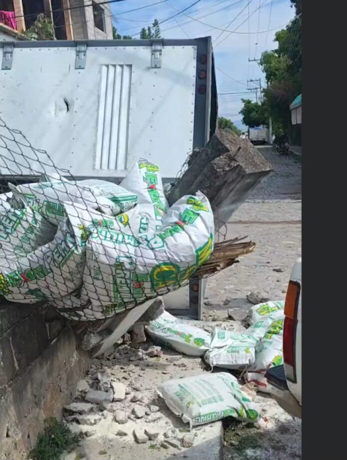 Vuelca camión cargado con 4 toneladas de Maseca - Noticias de ...