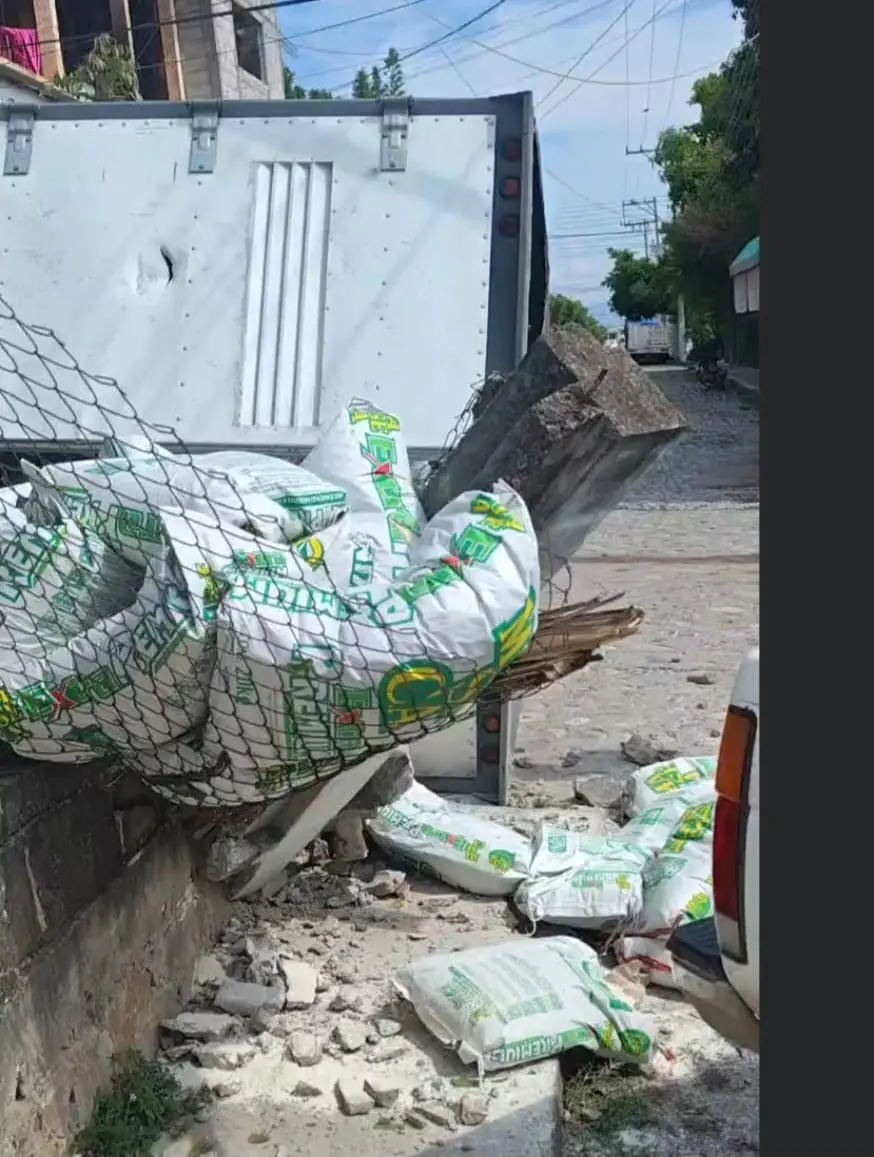 Vuelca camión cargado con 4 toneladas de Maseca   Noticias de