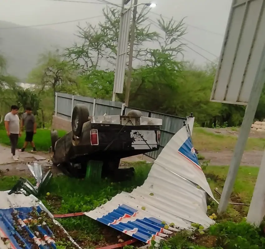 Vuelca camioneta y ocasiona daños a terceros