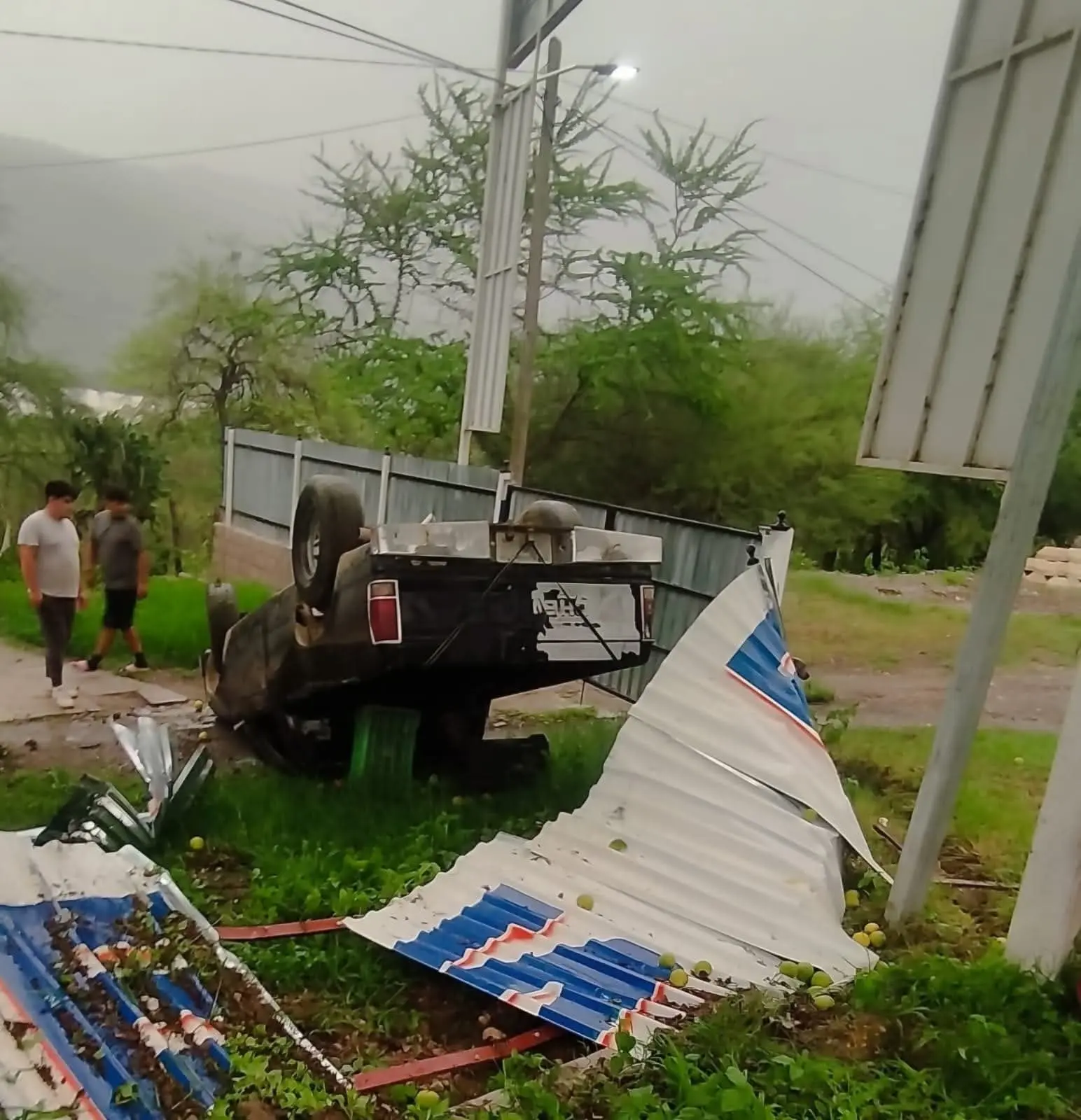 Vuelca camioneta y ocasiona daños a terceros   Noticias de Querétaro