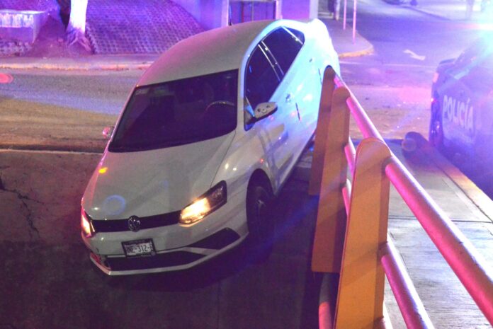 A punto de caer auto a dren - Noticias de Querétaro