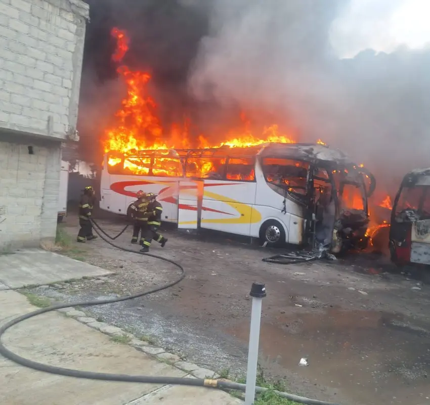 Atienden autoridades de Metepec incendio de camiones