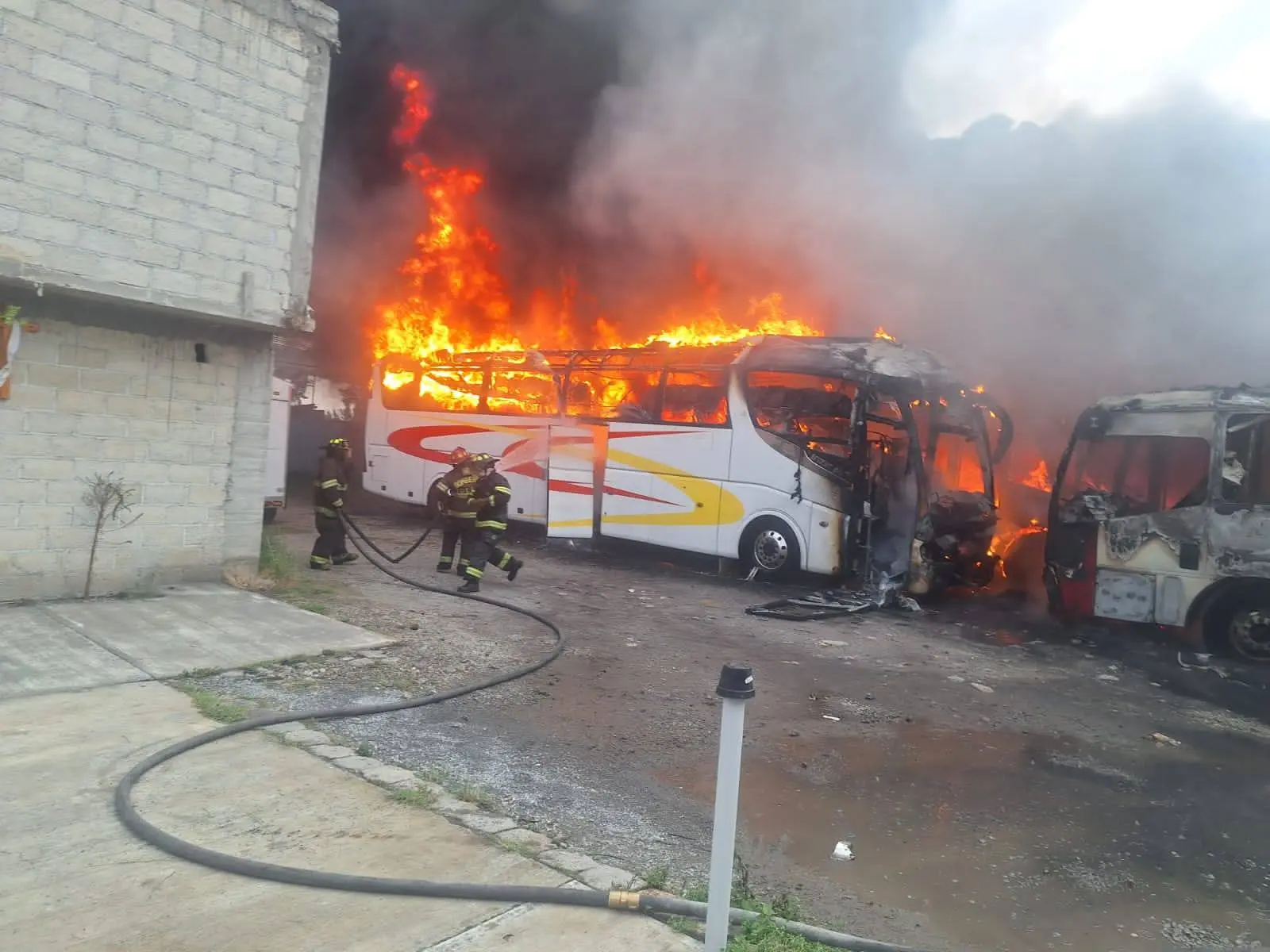 Atienden autoridades de Metepec incendio de camiones   Primero