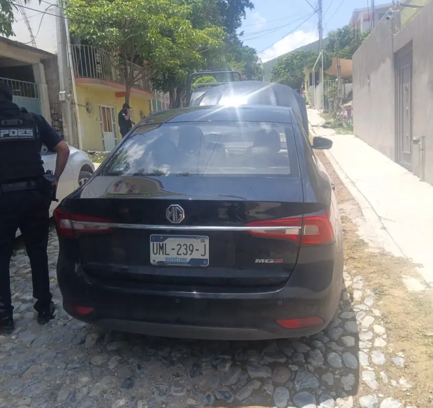 Auto con reporte de robo a disposición de FGEQ Jalpan de Serra