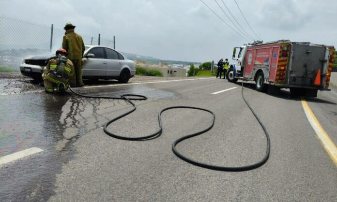 Auto se incendió en el libramiento Surponiente - Noticias de Querétaro