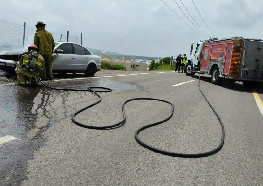 Auto se incendió en el libramiento Surponiente