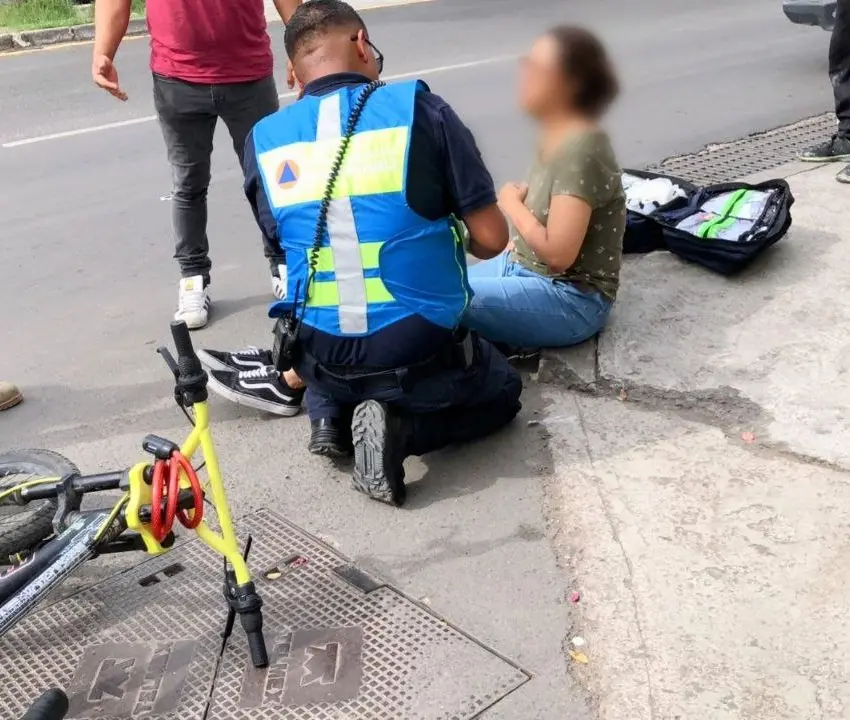 Auxilian a ciclista tras ser impactado por un vehículo