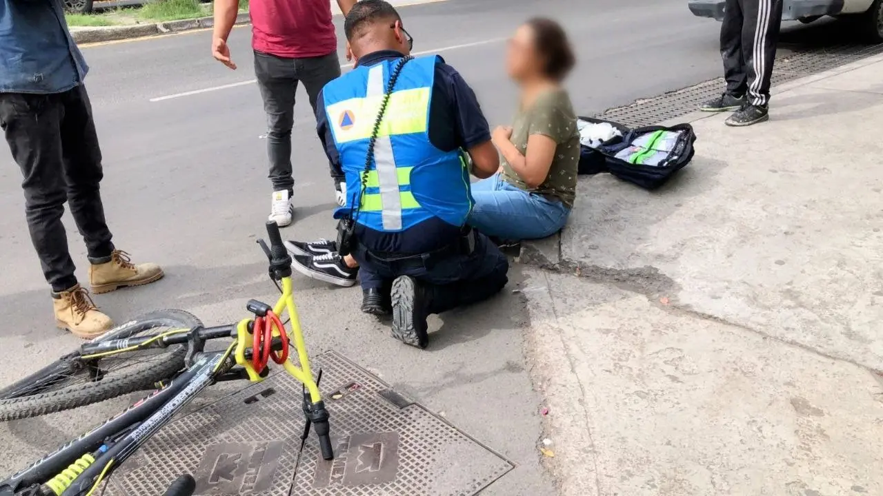Auxilian a ciclista tras ser impactado por un vehículo   Noticias