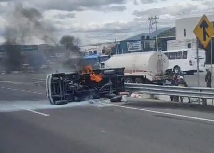 Camioneta choca, vuelca y se incendia en la 57 - Noticias de Querétaro