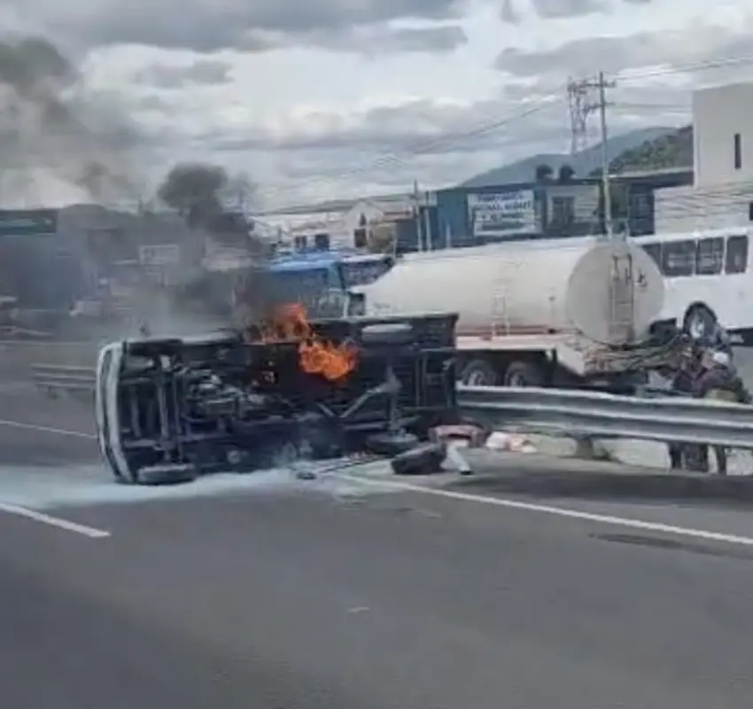 Camioneta choca, vuelca y se incendia en la 57