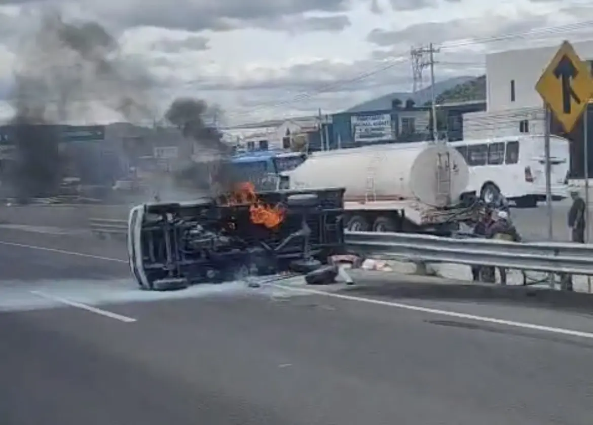 Camioneta choca vuelca y se incendia en la 57   Noticias de Querétaro