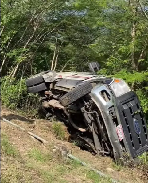 Camioneta de valores sale del camino y vuelca
