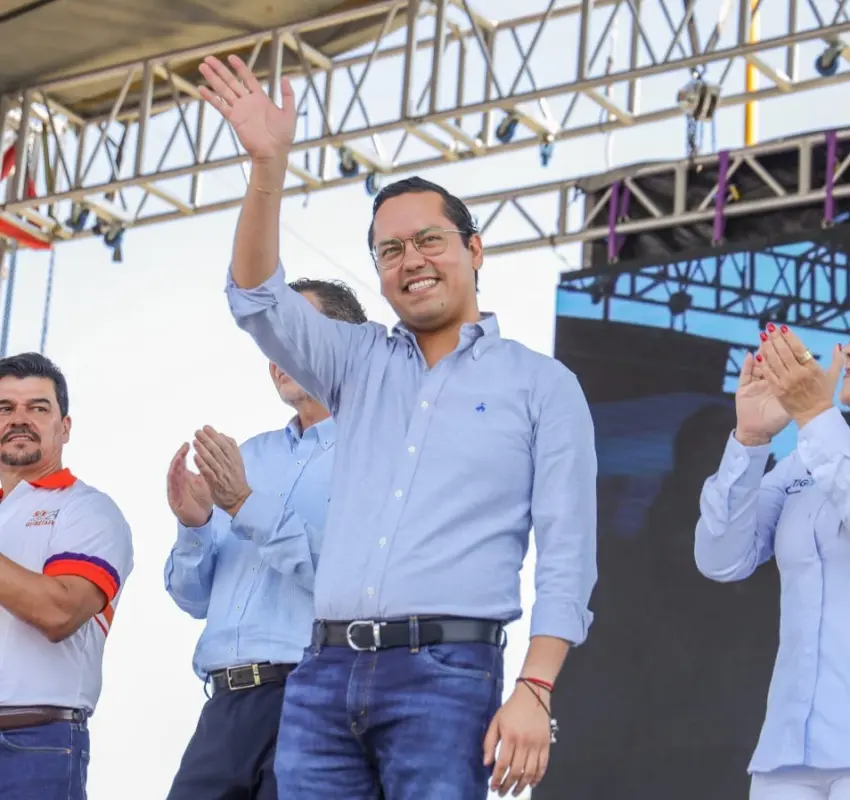Chepe Guerrero recibe en Corregidora a participantes de los Juegos Magisteriales