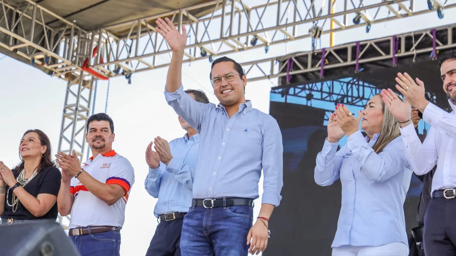 Chepe Guerrero recibe en Corregidora a participantes de los Juegos
