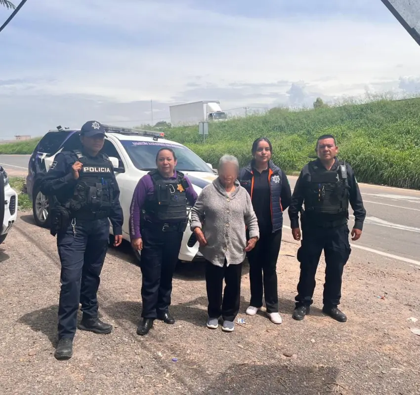 Ciudadana y policías municipales de Colón auxilian a adulta mayor que se encontraba extraviada