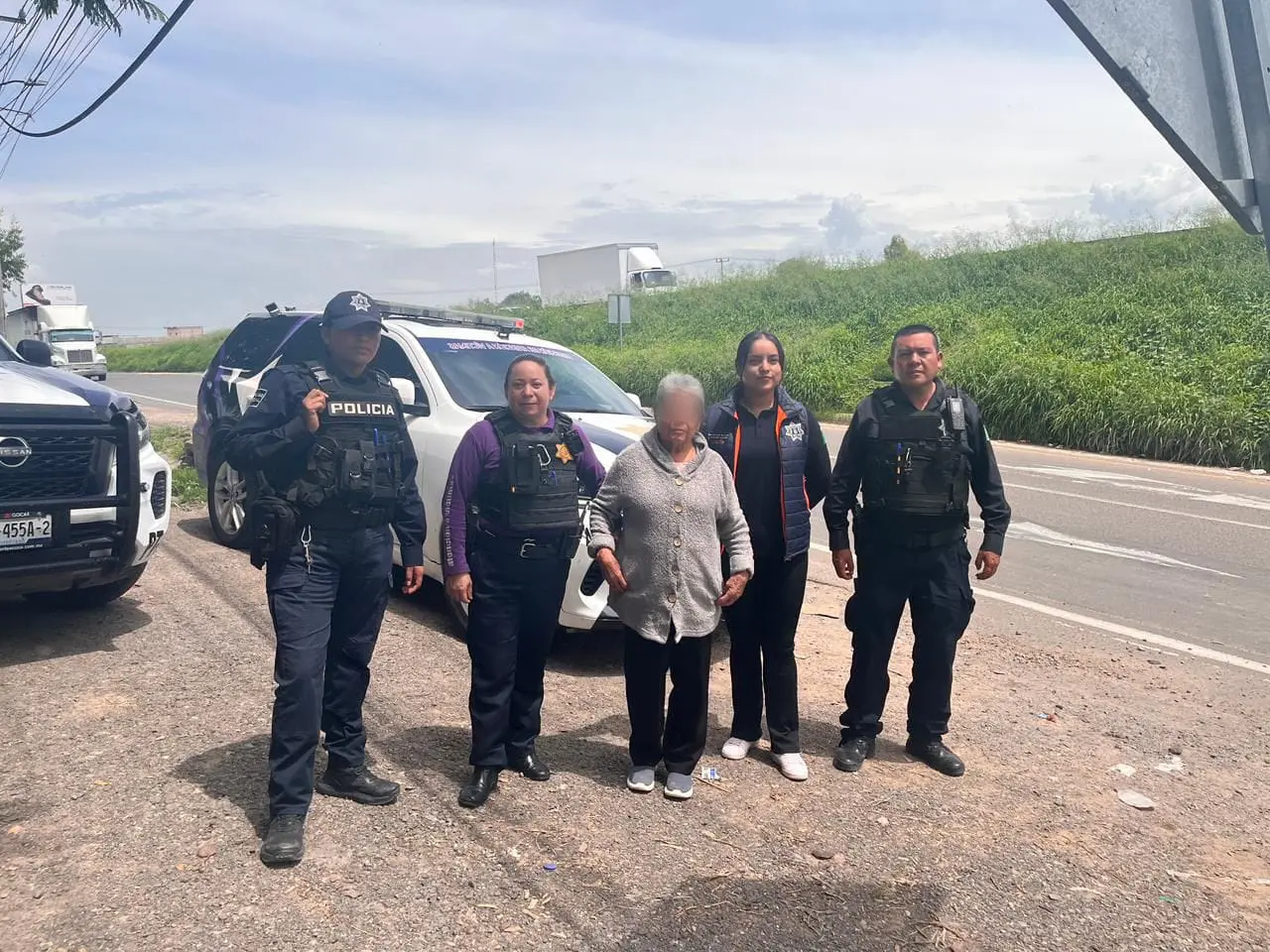 Ciudadana y policías municipales de Colón auxilian a adulta mayor