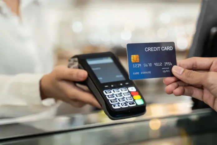 Cobro extra por pagar con tarjeta: práctica ilegal que debes ...
