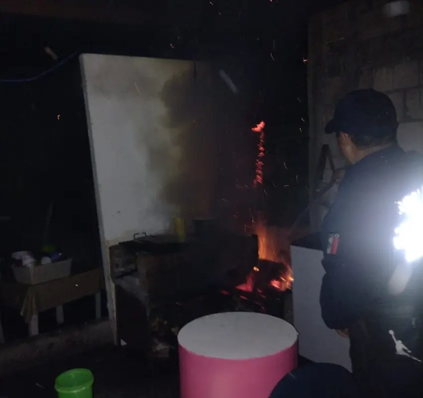 Cuerpos de emergencia de Jalpan evitaron incendio en humilde vivienda