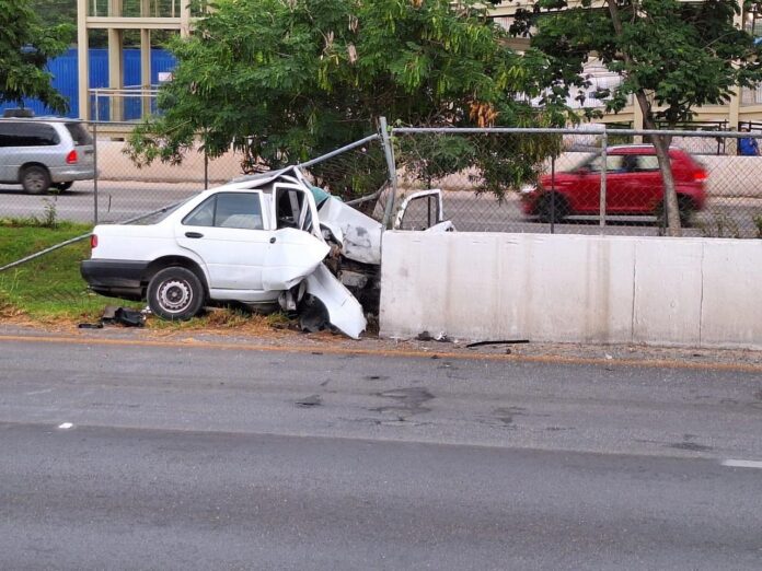 Destroza su auto al chocar contra muro en el periférico de Mérida ...