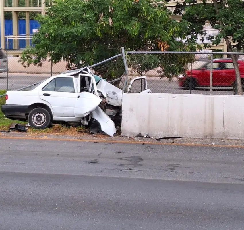 Destroza su auto al chocar contra muro de contención