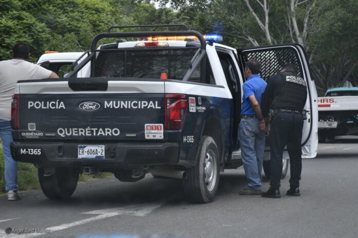 Dos detenidos tras colisión frente a la Cruz Roja; fue por daños ...