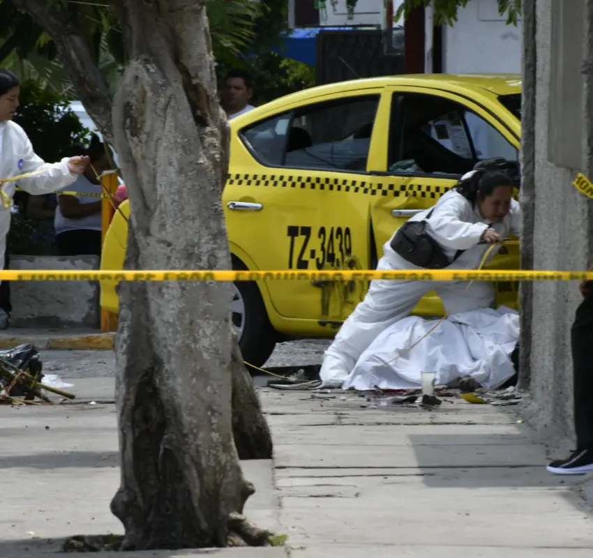 Ebrio conductor choca un taxi y mata a un peatón en Lomas de Casa Blanca