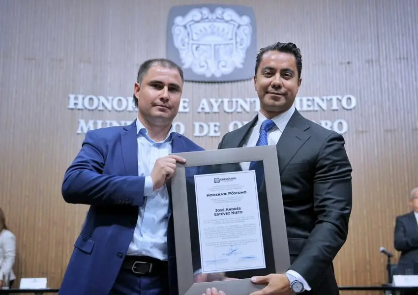 Entrega el Ayuntamiento de Querétaro preseas y homenaje a Andrés Esteves