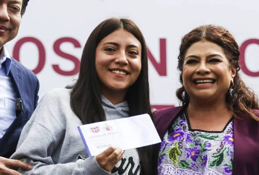Entregan 20 mil becas de transporte a universitarios