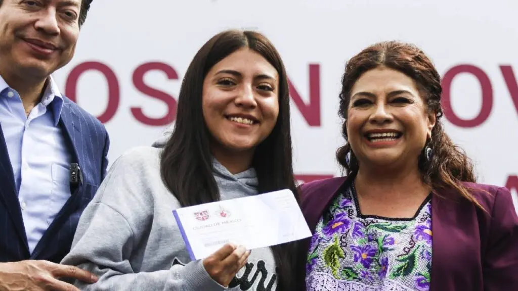 Entregan 20 mil becas de Transporte para Universitarios en CDMX