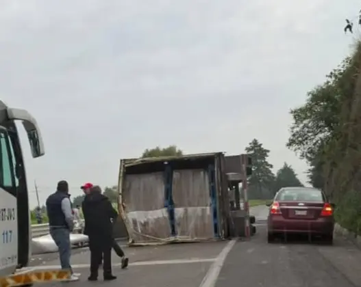 Fallece operador de tráiler tras volcar su unidad en la carretera