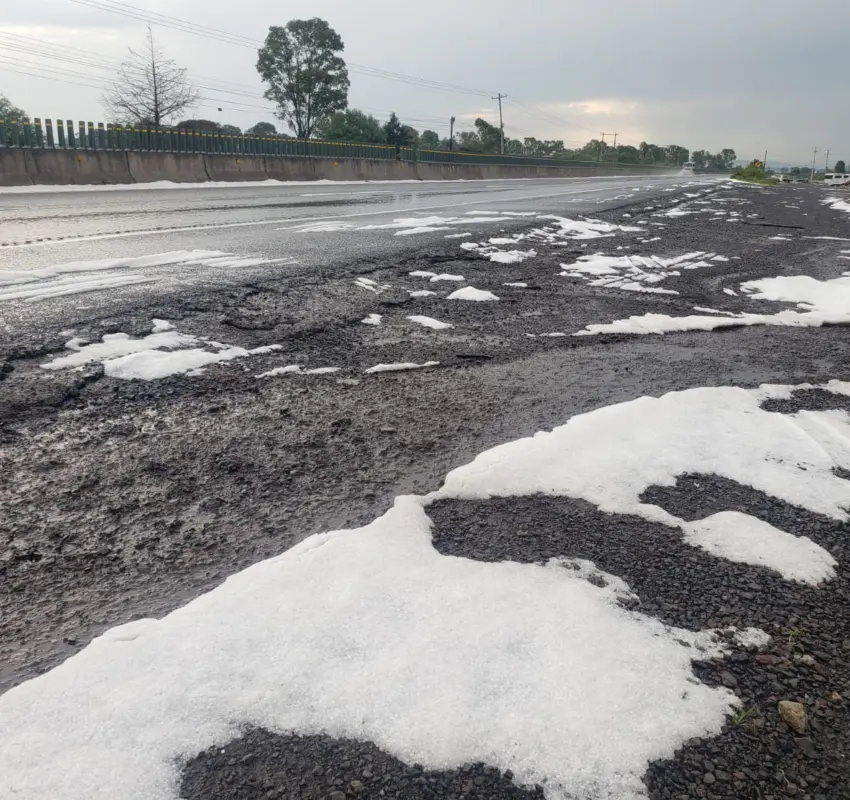 Fuerte granizada sorprende a los habitantes de Puerta de Palmillas y conductores en la carretera 45