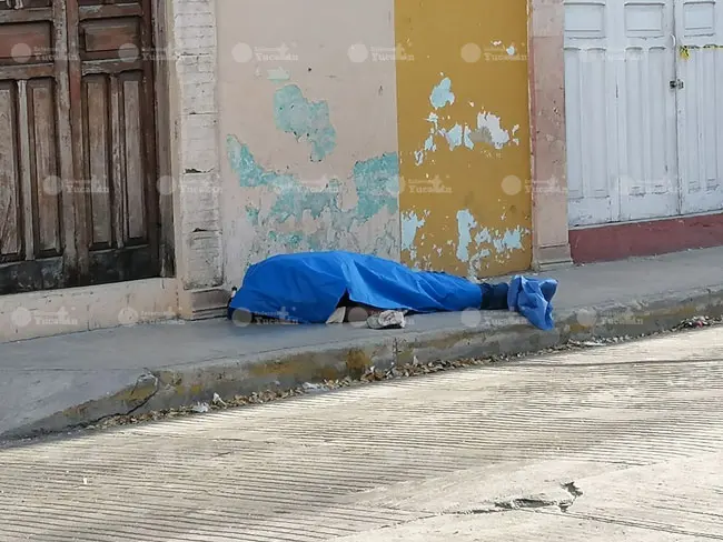 Hombre muere en la vía pública
